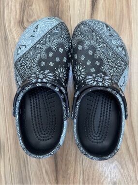 CROCS W-7/M-5 Bistro Graphic Paisley Bandana Slip Resistant Work Clog Black Grey
